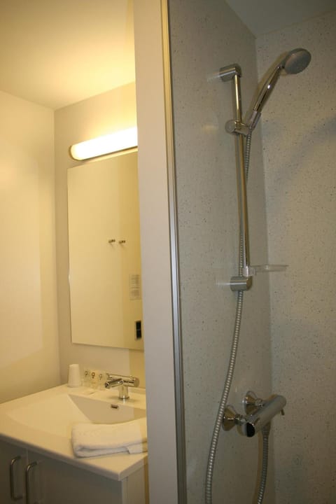 Shower, rainfall showerhead, free toiletries, hair dryer