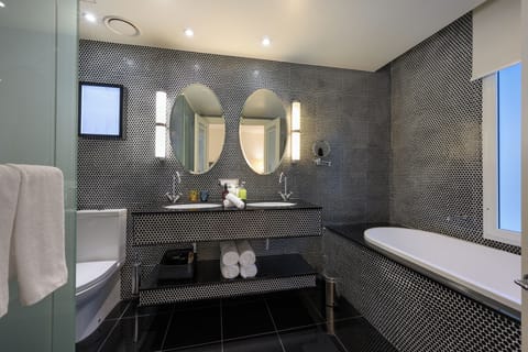 Courtyard Suite | Bathroom | Eco-friendly toiletries, hair dryer, bathrobes, slippers