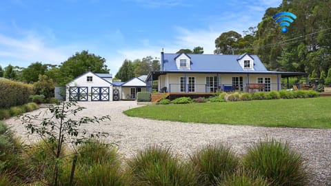 Duncraig House | Elegant weatherboard country home