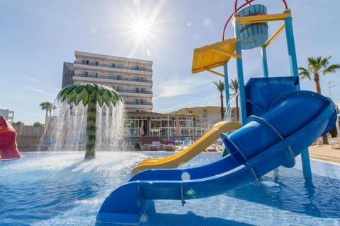 2 outdoor pools, sun loungers