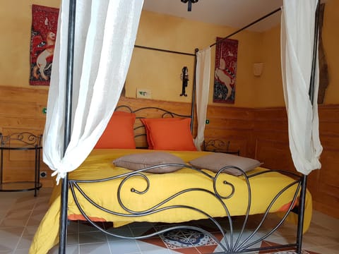 Basic Double Room (Chambre Bohort) | Individually decorated, individually furnished, desk, blackout drapes