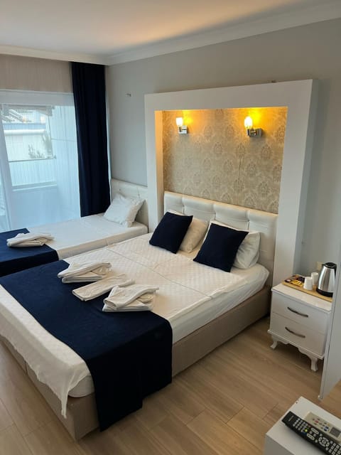 Standard Room | Minibar, in-room safe, soundproofing, free WiFi