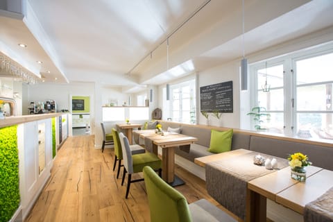 Breakfast and dinner served, alfresco dining 