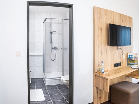 Comfort Single Room, Non Smoking | Bathroom | Shower, free toiletries, hair dryer, towels