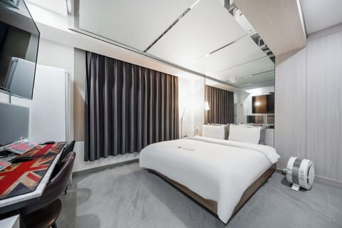 Room (Mirror / Breakfast for 2) | Desk, soundproofing, free WiFi, bed sheets