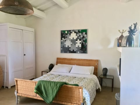 Studio Deluxe | Down comforters, iron/ironing board, free WiFi, bed sheets