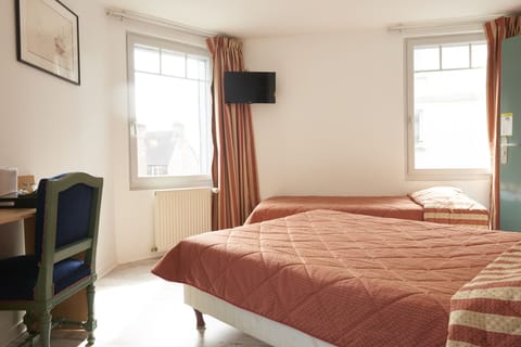 Triple Room, Multiple Beds, Non Smoking | Blackout drapes, free cribs/infant beds, free WiFi, bed sheets