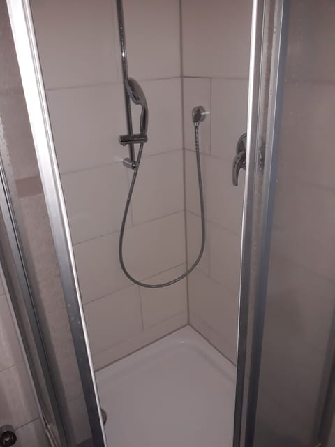 Shower, free toiletries, towels