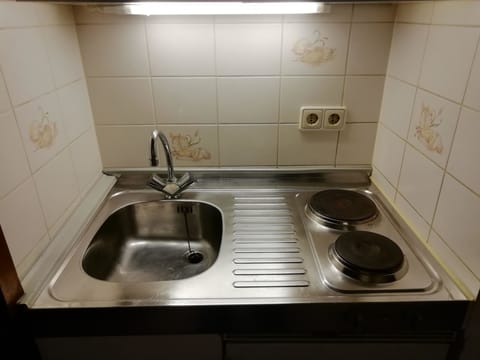 City Studio, 1 Twin Bed | Private kitchenette | Full-size fridge, microwave, oven, stovetop