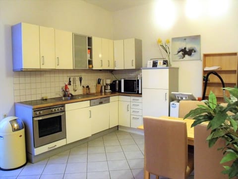 Full-size fridge, microwave, oven, stovetop