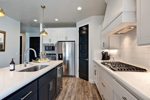 House, Multiple Beds, Mountain View (Red Rock Peace) | Private kitchen | Fridge, microwave, oven, stovetop