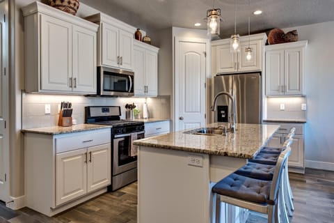 House, Multiple Beds, Mountain View (Base Camp) | Private kitchen | Fridge, microwave, oven, stovetop