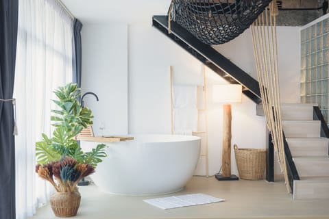 Signature Loft, 1 Bedroom, Non Smoking, Bathtub | Living area | Flat-screen TV