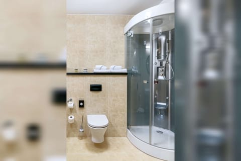 Junior Suite, 1 King Bed with Sofa bed, Bathtub | Bathroom | Eco-friendly toiletries, hair dryer, slippers, towels