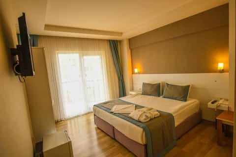 Standard Double or Twin Room, Non Smoking | In-room safe, soundproofing, iron/ironing board, free WiFi