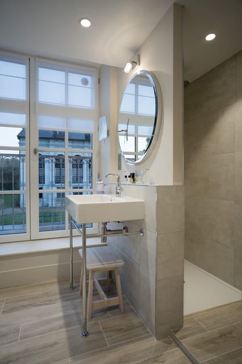 Deluxe Room | Bathroom | Combined shower/tub, free toiletries, hair dryer, towels