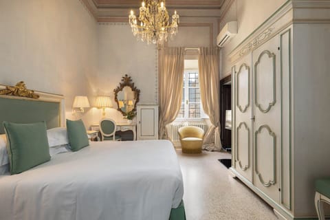 Deluxe Suite | Down comforters, minibar, desk, blackout drapes