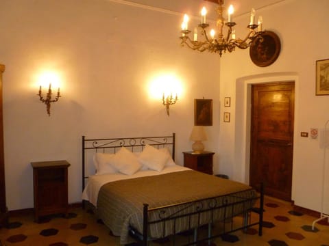 Desk, soundproofing, free WiFi, bed sheets