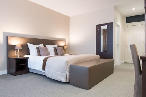 Double Room, 1 Queen Bed, Non Smoking, Garden View | Minibar, desk, blackout drapes, soundproofing