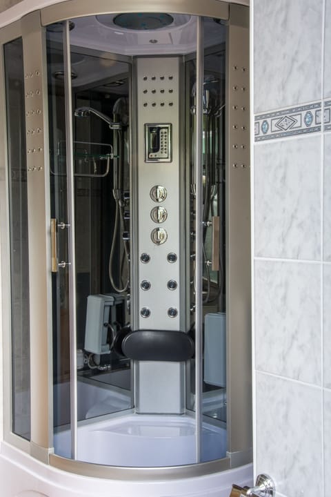 Deluxe Double Room | Bathroom | Shower, towels