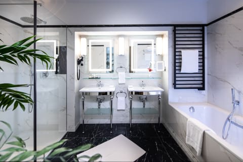 Deluxe Suite, 2 Twin Beds, Non Smoking | Bathroom | Free toiletries, hair dryer, bathrobes, slippers