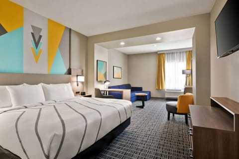 Executive Room, 1 King Bed, Non Smoking | Pillowtop beds, desk, soundproofing, iron/ironing board