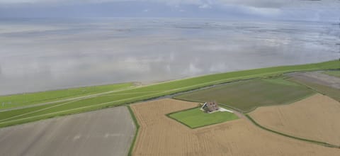 Cottage located directly at the Wadden Sea, part of UNESCO World Heritage