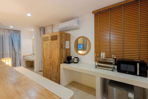 Deluxe Pool Access | Minibar, in-room safe, individually decorated, laptop workspace