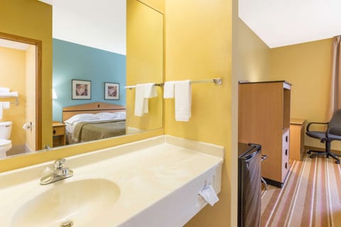 Studio Suite, 1 King Bed, Non Smoking | Bathroom | Combined shower/tub, free toiletries, hair dryer, towels