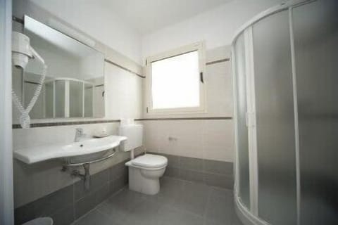 Superior Double Room, Balcony | Bathroom | Shower, rainfall showerhead, free toiletries, hair dryer