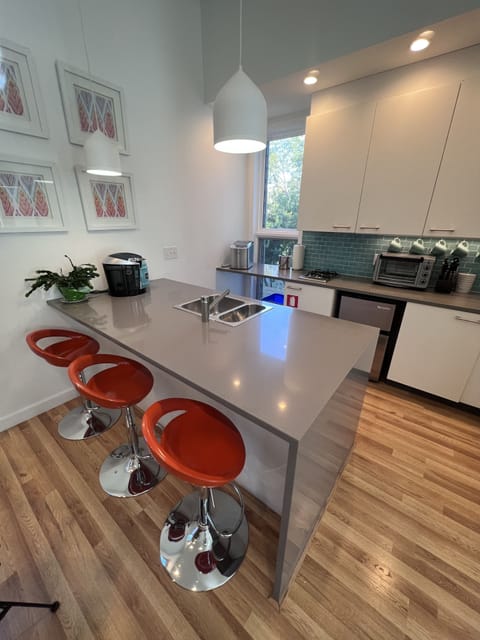 Kitchenette with bar dining