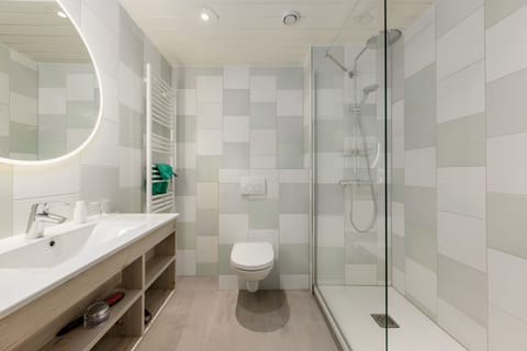 Standard Double Room, 1 Queen Bed | Bathroom | Shower, rainfall showerhead, hair dryer, towels