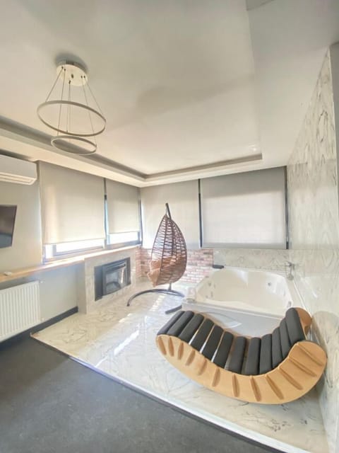 Studio Suite | Bathroom | Shower, free toiletries, hair dryer, slippers