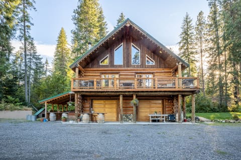 DANCING BEAR CABIN