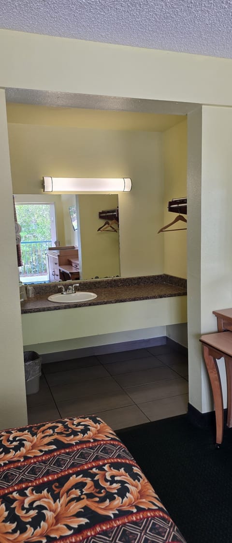 Combined shower/tub, hair dryer, towels