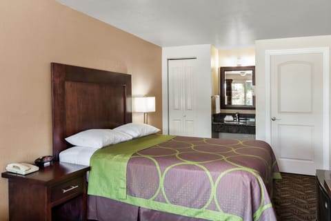 Traditional Room, 1 Queen Bed | Iron/ironing board, free WiFi, bed sheets