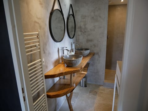 Deluxe Double Room (La Ruche) | Bathroom sink