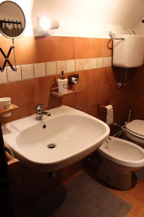 Quadruple Room | Bathroom | Free toiletries, hair dryer, bathrobes, bidet