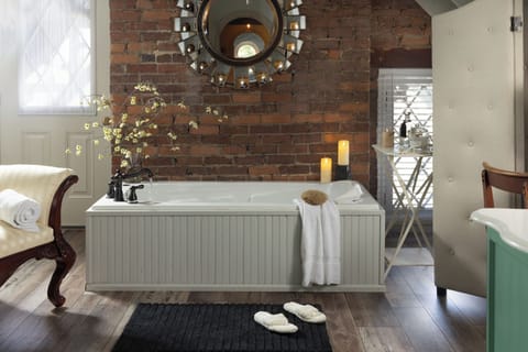 Elite Quadruple Room | Bathroom | Free toiletries, hair dryer, bathrobes, towels