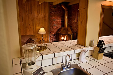 Comfort Townhome, Multiple Beds, Non Smoking | Private kitchen | Full-size fridge, microwave, oven, stovetop