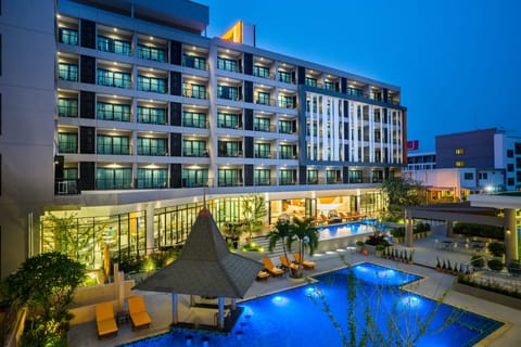 Outdoor pool, pool umbrellas, sun loungers