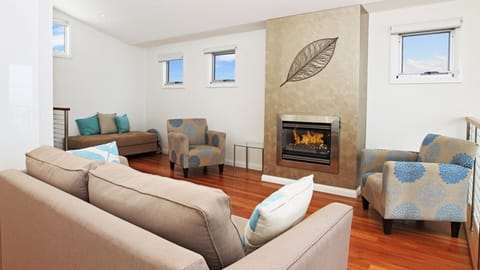 Surf Mist i Lounge room I Fire Place 