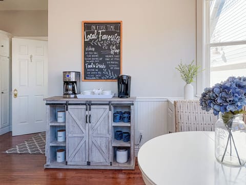 Coffee maker, Keurig, french press & teapot