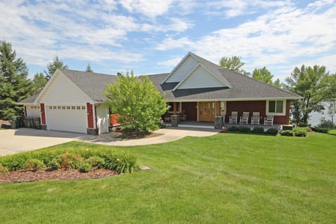 Chateau - Front Porch Seating and parking for 6 cars!