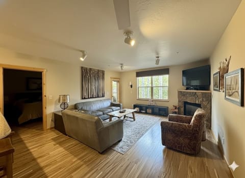 Family room with fast wifi. Comfortable furniture!