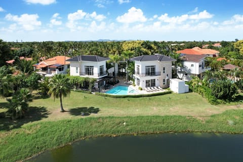Villa Paraiso: Aerial view of the property
