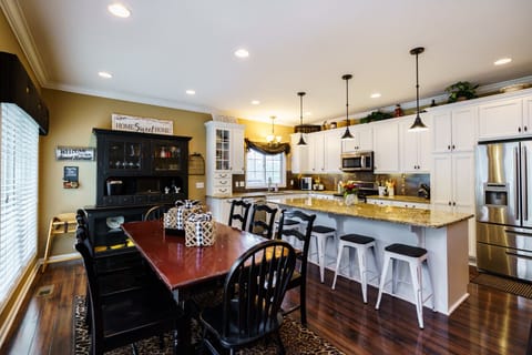 Gorgeous Country Kitchen - 9 foot island, table for 8/table for 6/4 bar seats