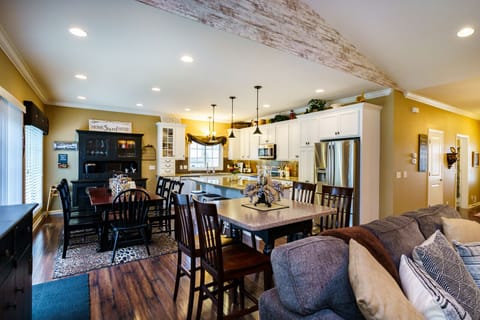 Gorgeous Country Kitchen 2 separate tables seat - 14 total plus 4 bar counters