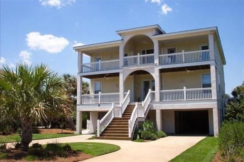 Welcome!  Come enjoy intoxicating ocean views w/ perfect sunsets & sunrises!