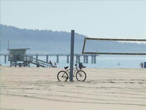 Great beach with view of the pier.